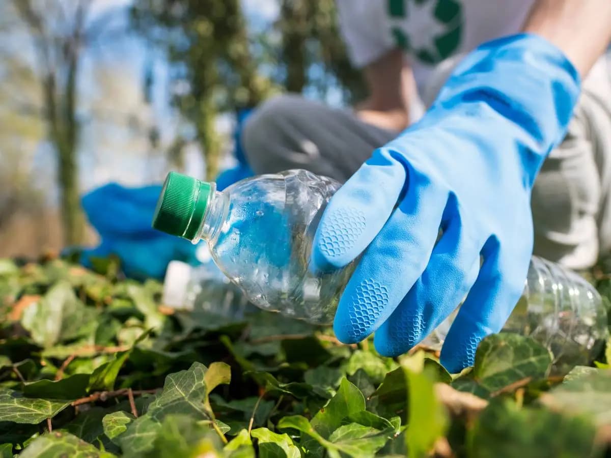 Tappi di plastica attaccati alle bottiglie, scatta l’obbligo UE