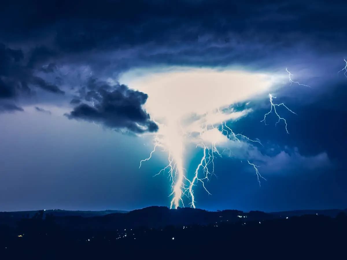 I fulmini illuminano il Polo Nord, la colpa è del caldo estremo