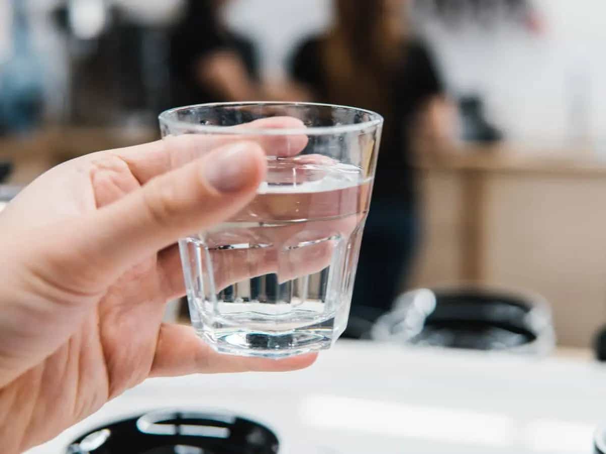 Bere poca acqua fa alzare l’ormone dello stress